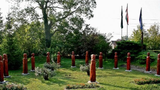 Statuen der Arader Märtyrer in Balatonfenyves