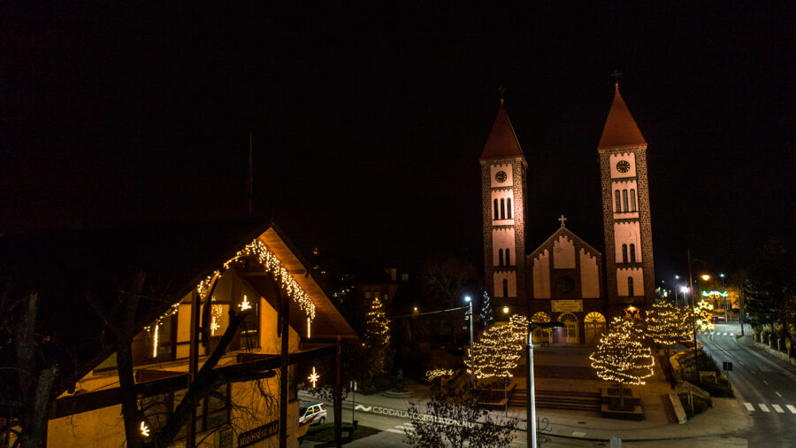 Zauberhafte Drohnenfotos über die Weihnachtsbeleuchtung in Balatonfüred