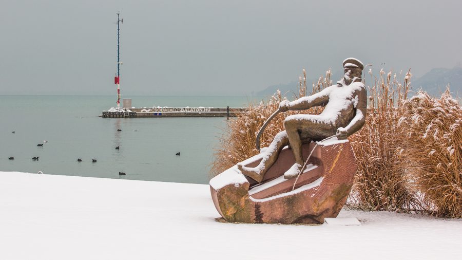 Die Statue des berühmten Schauspielers lässt sich durch den Schnee nicht stören