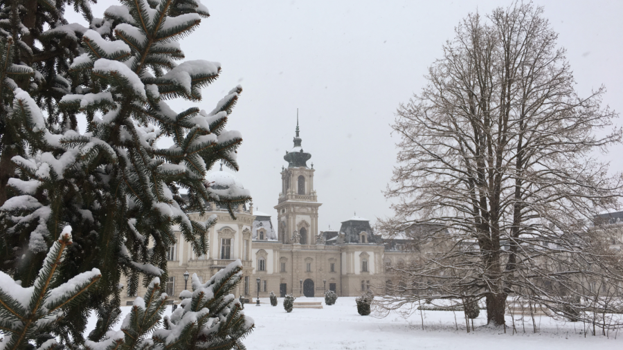 Das schneebedeckte Festetics-Schloss auf Bildern