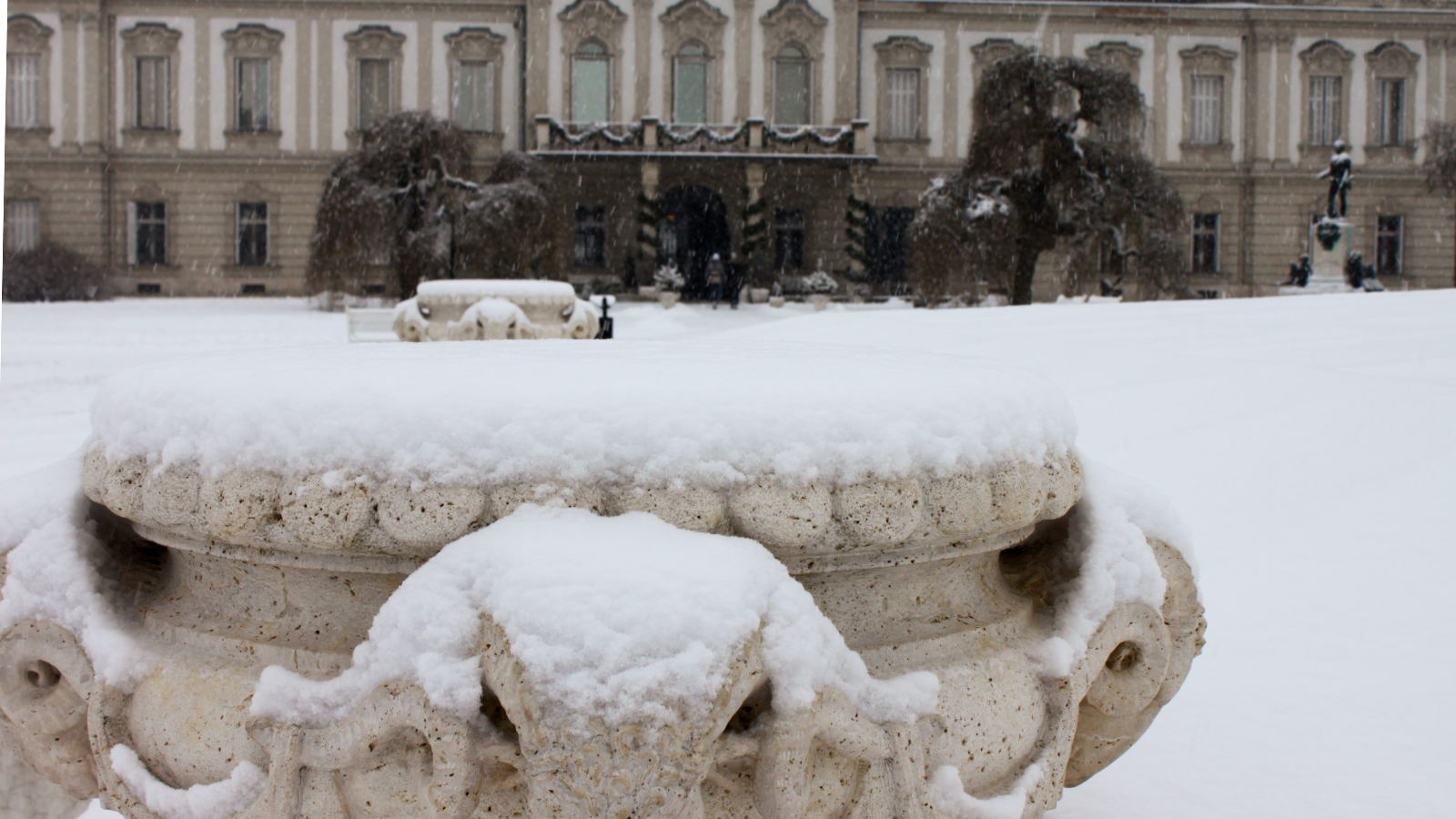 Das schneebedeckte Festetics-Schloss auf Bildern