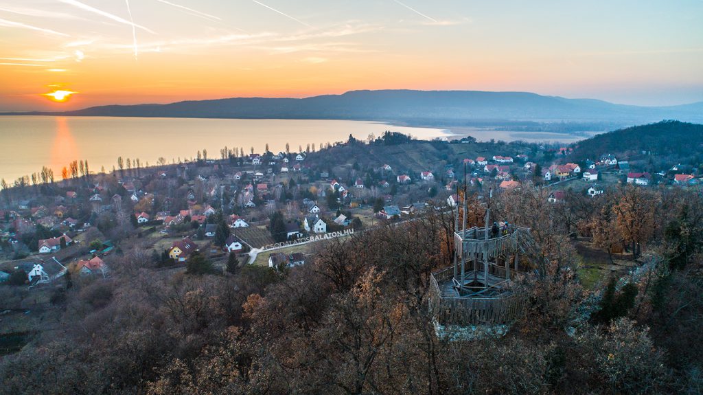 Der Óvár-Aussichtsturm und die Burgruine in Szigliget bei Sonnenuntergang