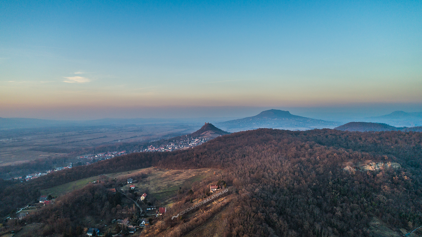Der Óvár-Aussichtsturm und die Burgruine in Szigliget bei Sonnenuntergang