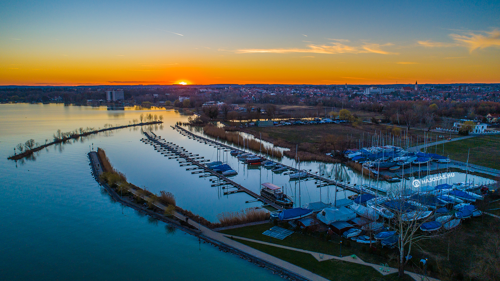 Malerische Sonnenuntergang Fotos über den Keszthelyer Yachthafen