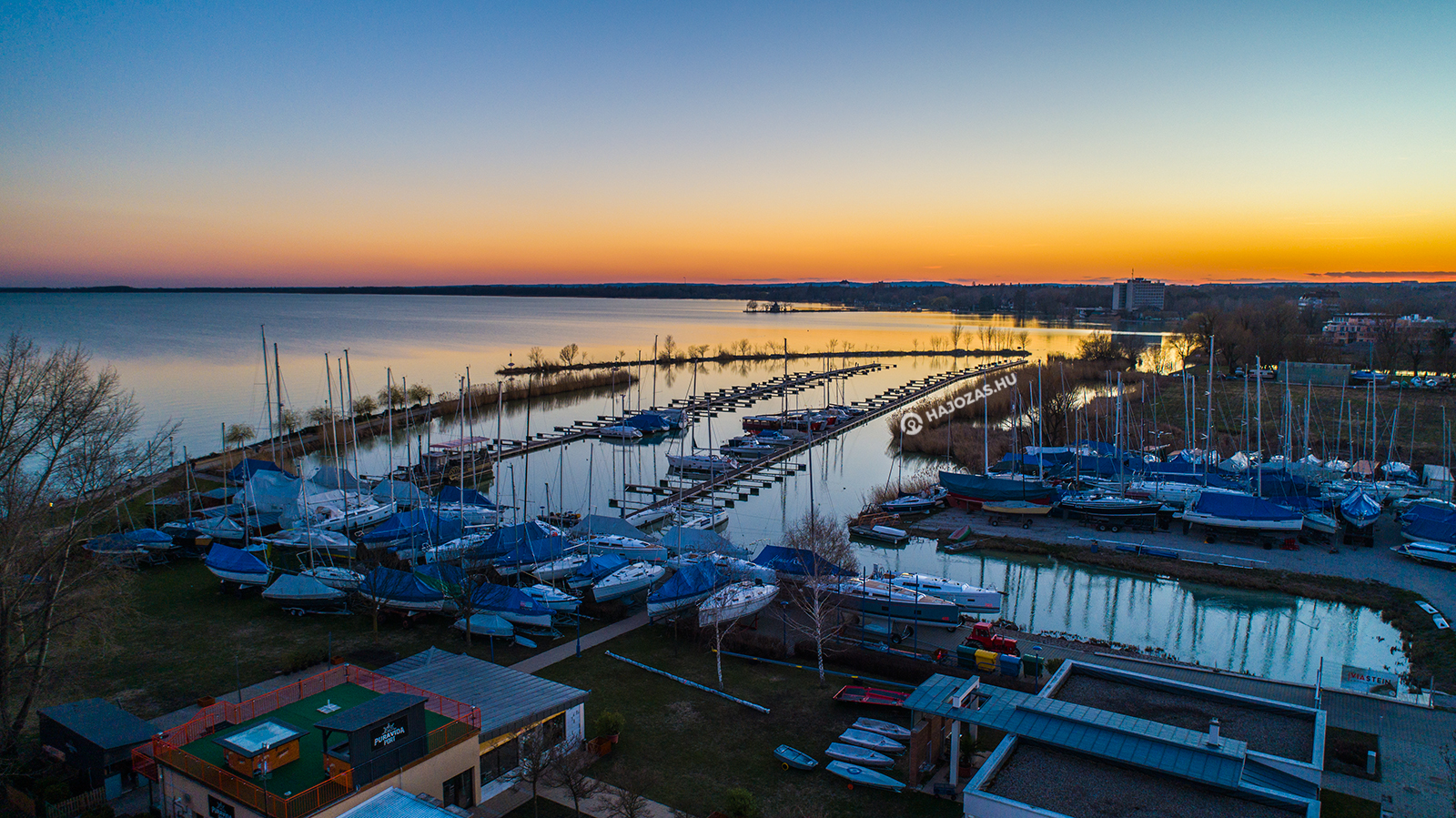 Malerische Sonnenuntergang Fotos über den Keszthelyer Yachthafen