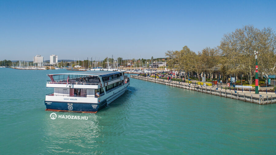 Am 16. April beginnt die Schifffahrtssaison am Balaton, das erste Schiff der Saison läuft den Hafen in Balatonfüred an