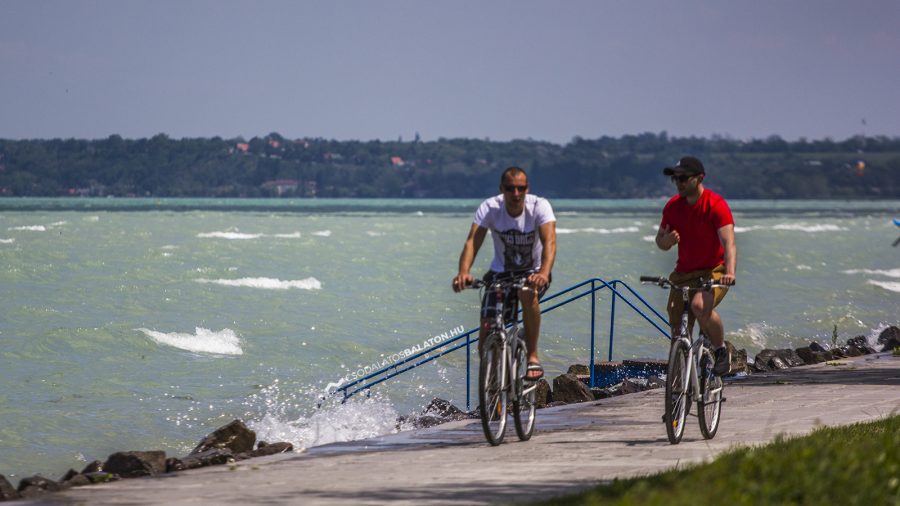 Auf einigen Zügen zum Balaton ist Fahrradmitnahme bis zu 28 Fahrrädern möglich
