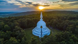 Erstaunende Drohnenfotos über den Stupa in Zalaszántó