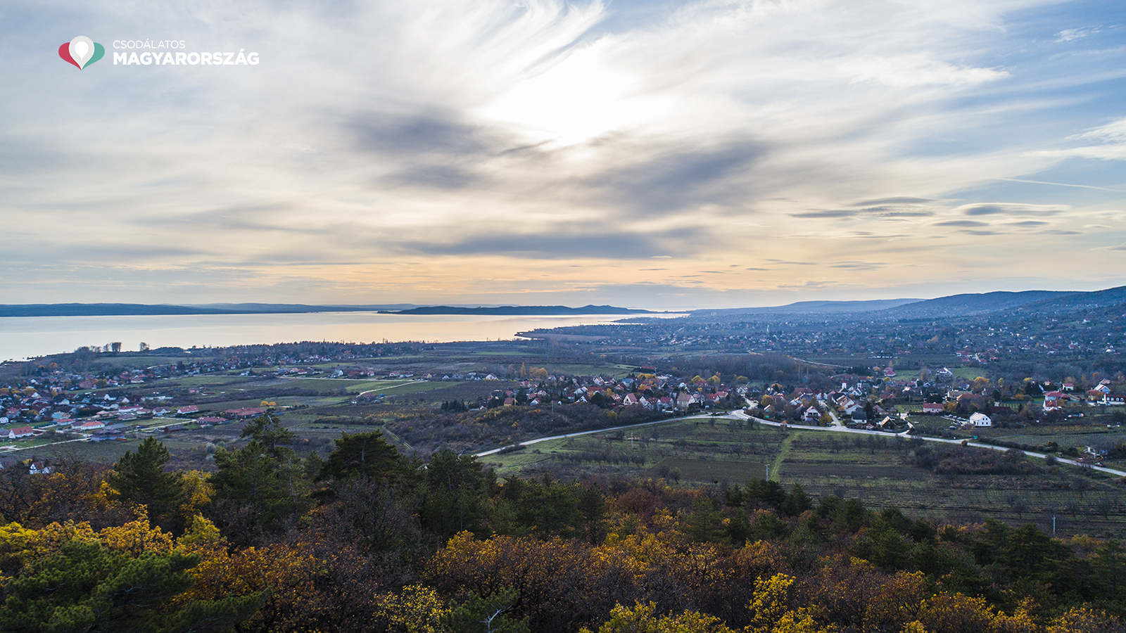 Der Aussichtsturm Somlyó bietet ein Herbstpanorama wie aus dem Bilderbuch