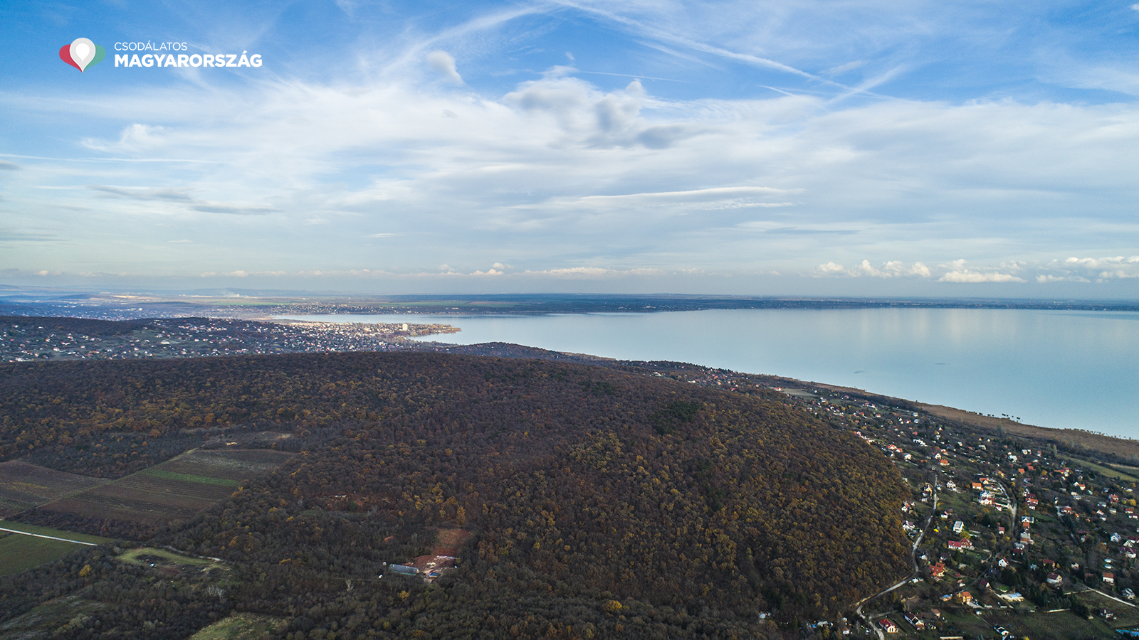 Der Aussichtsturm Somlyó bietet ein Herbstpanorama wie aus dem Bilderbuch