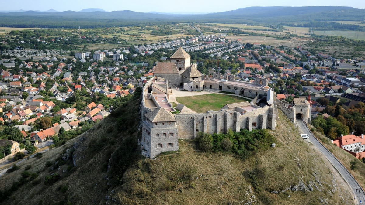 Der Ostflügel der Burg Sümeg in altersgerechter Kleidung