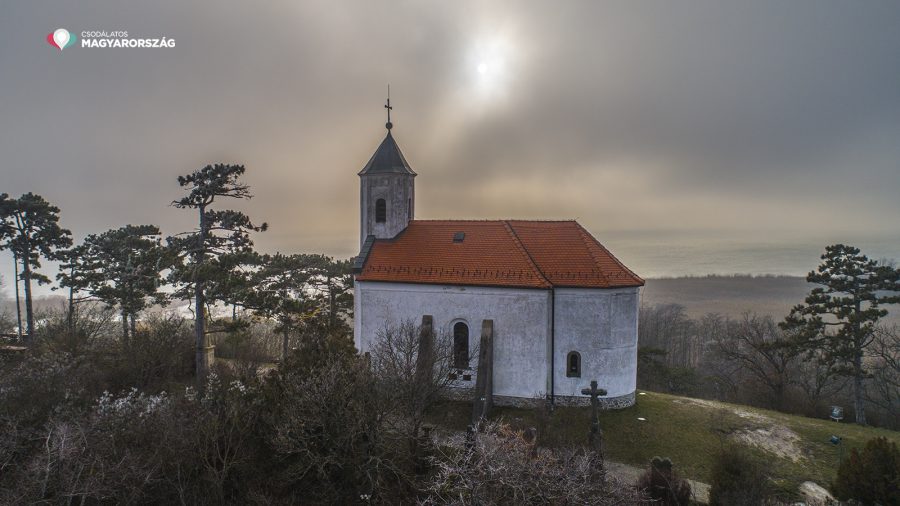 Die Insel der Ruhe – der St. Michael Hügel und die Kapelle in Vonyarcvashegy