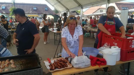 Schweineschlacht auf dem Hévízer Bauernmarkt
