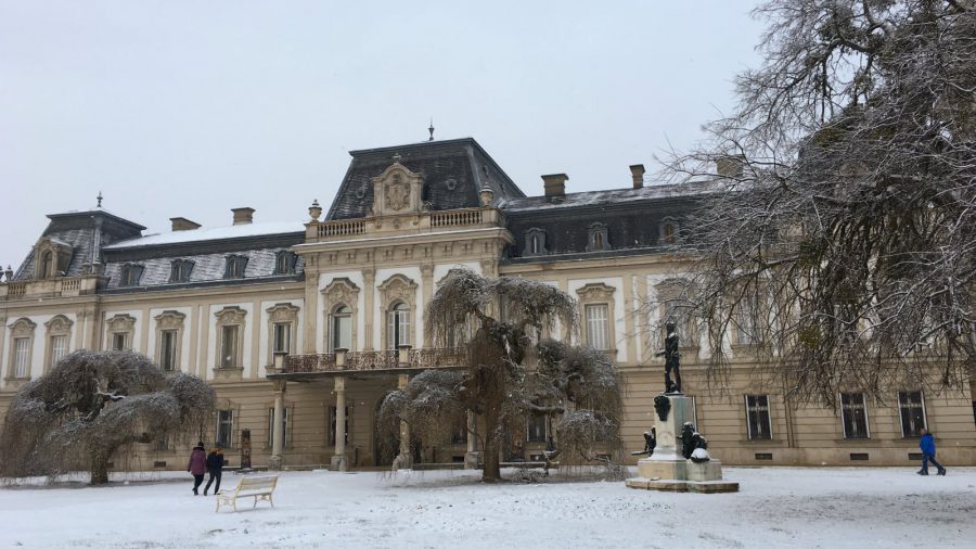 Die erste Schneedecke des Jahres im Keszthelyer Schlosspark Festetics