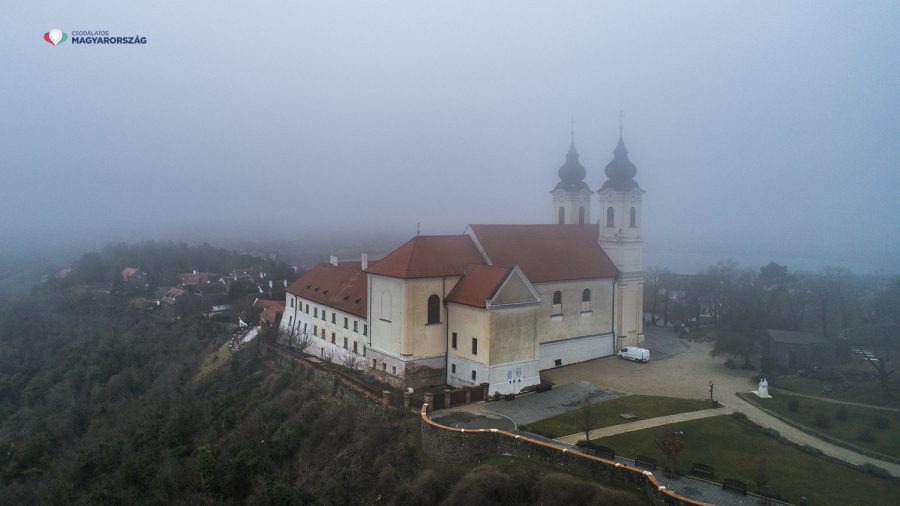 Die Benediktinerabtei hinter der Nebelschleier auf Drohnenfotos