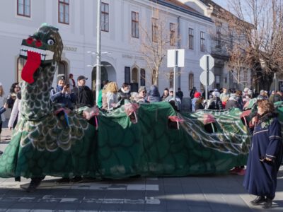 Hunderte von Kostümierten werden am 18. Februar beim Karneval in Keszthely den Winter austreiben
