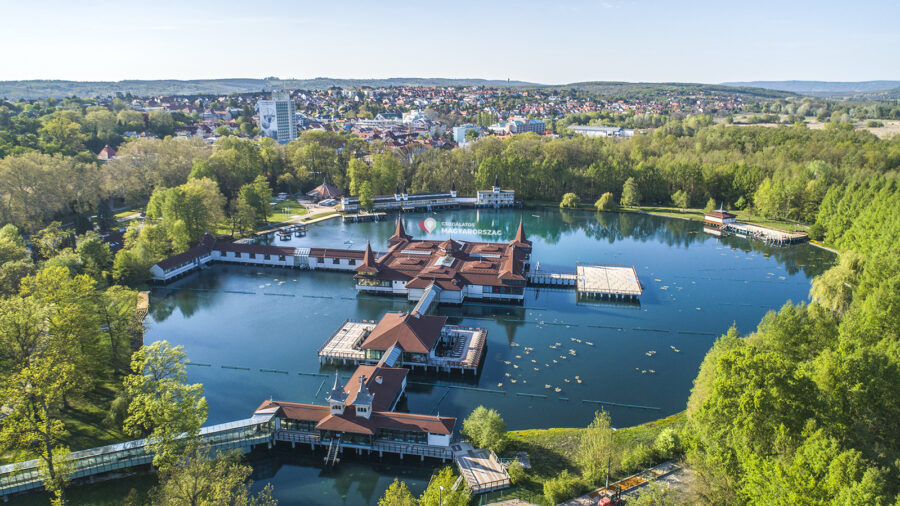Der Park des Hévízer Thermalsees und die Schulhof-Promenade werden von mehr als 630 Millionen Forint erneuert