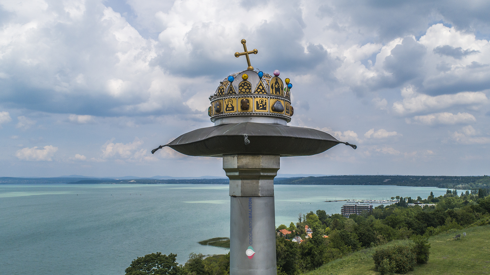 Das Stephanskrone -Denkmal in Balatonvilágos ragt Richtung Himmel