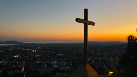 Kreuz auf dem Tamás-hegy in Balatonfüred
