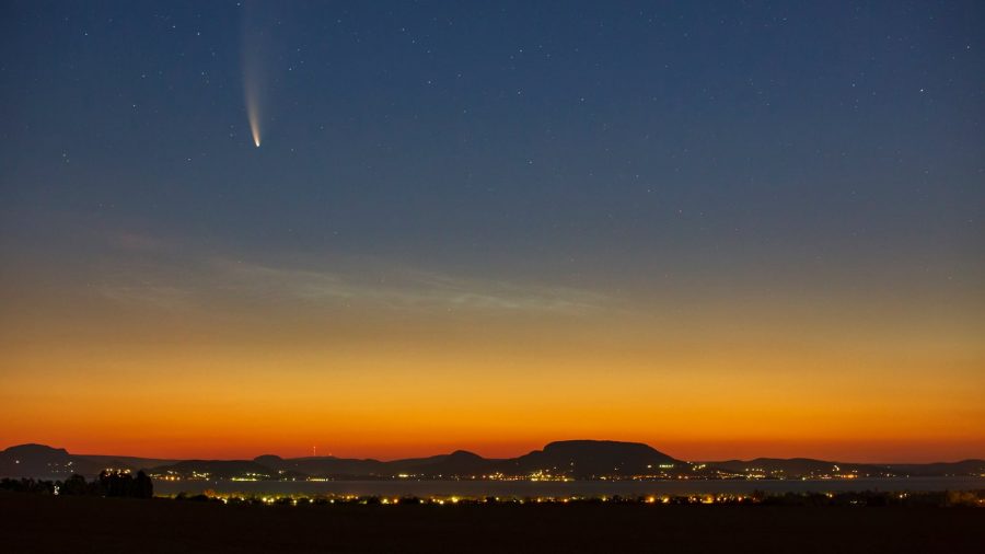 Der Komet Neowise perfekt über dem Balaton erwischt