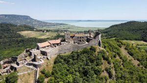 Eine Jahrhunderte alte Burg eingebettet in eine wunderbare Naturkulisse - Burg Szigliget