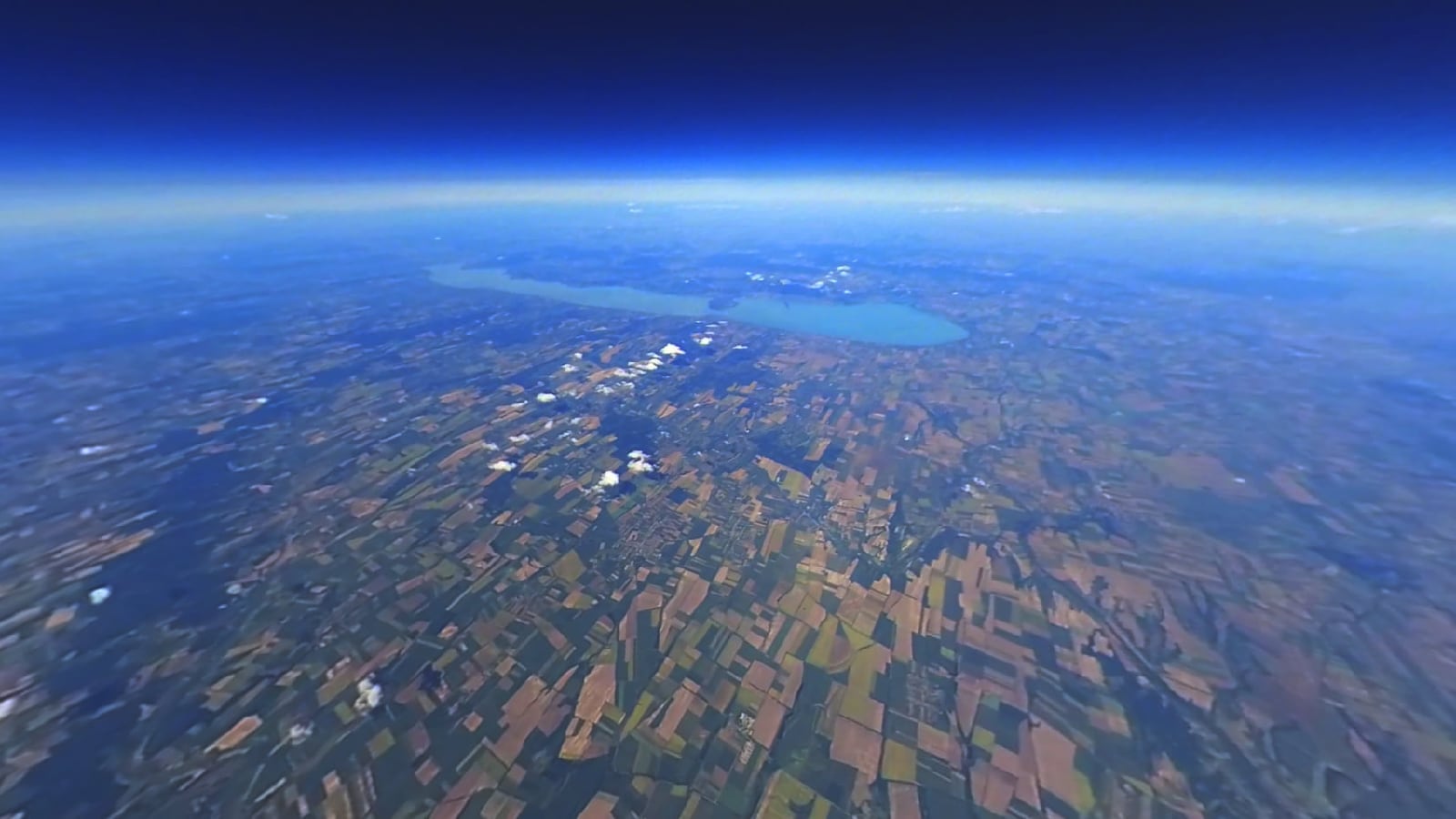Einzigartige Aufnahmen über den Balaton aus 30600 m Höhe