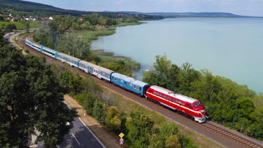 Die Bahnstrecke am Nordufer des Balaton wird erneuert, die Züge werden schneller