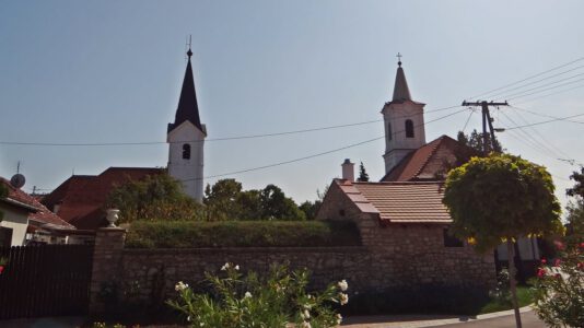 Die Kreuzerhöhungskirche und die evangelische Kirche in Balatonakali