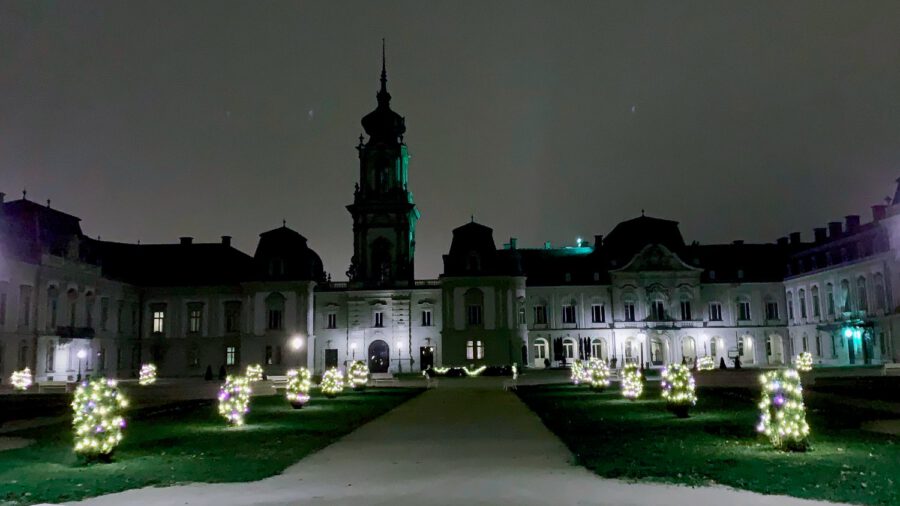 Erweiterte Öffnungszeiten in der Adventszeit im Festetics-Schlosspark in Keszthely