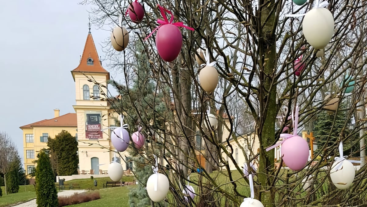 Mehrere Plätze in Balatonfüred werden zu Ostern mit Eierbäumen geschmückt