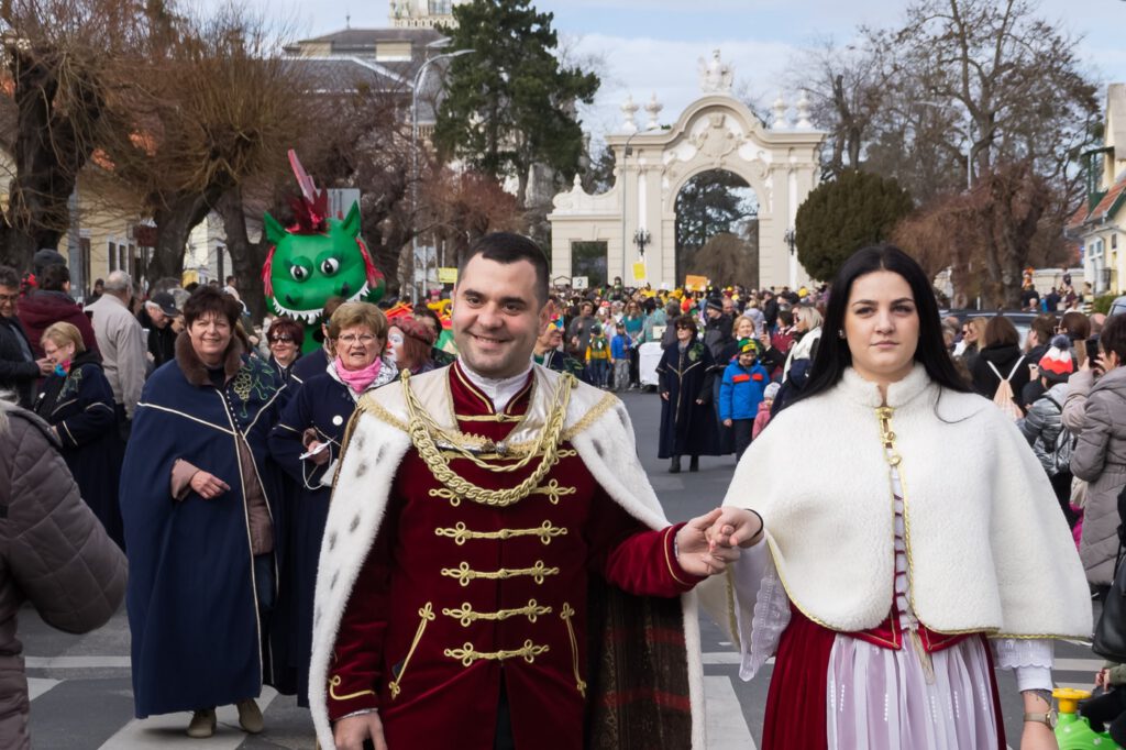 Karneval in Keszthely mit einem Riesendrachen, einem Tausendfüßler und anderen Maskeraden