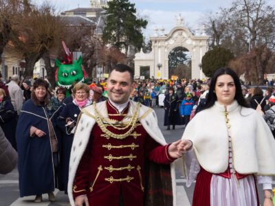Karneval in Keszthely mit einem Riesendrachen, einem Tausendfüßler und anderen Maskeraden