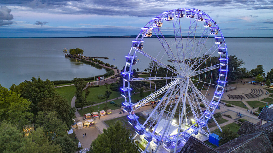 Das 50 m hohe Riesenrad dreht sich ab 16. April in Keszthely wieder - Preise und Informationen