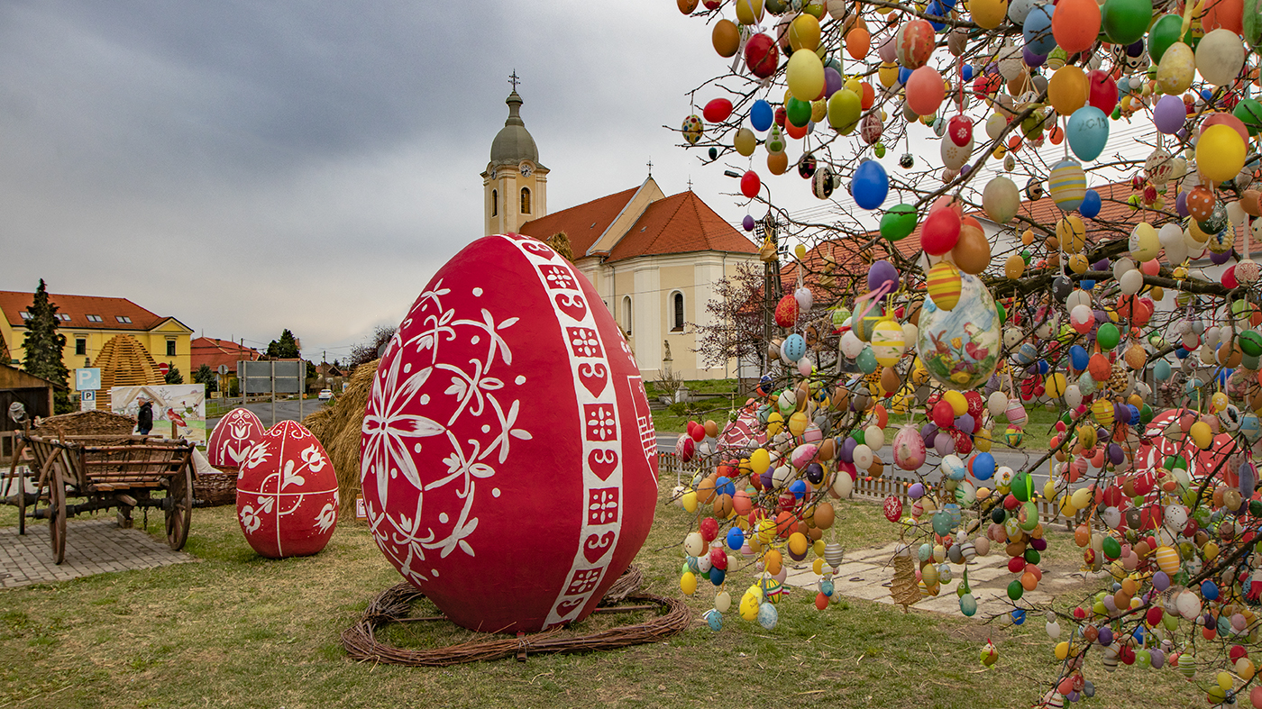 Kéthely bereitet sich ein mit einem riesigen Osterhasen und mit einem Ostereierbaum, die mit 10.000 Euern geschmückt ist, auf Ostern vor