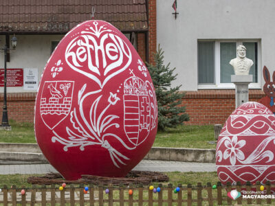 Kéthely bereitet sich mit einem riesigen Osterhasen und mit einem Ostereierbaum, die mit 10.000 Euern geschmückt ist, auf Ostern vor