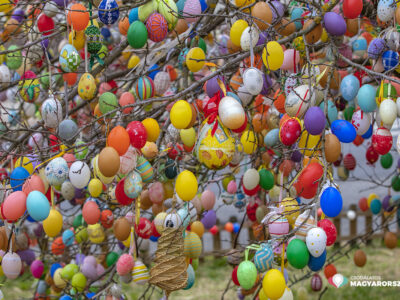 Kéthely bereitet sich mit einem riesigen Osterhasen und mit einem Ostereierbaum, die mit 10.000 Euern geschmückt ist, auf Ostern vor