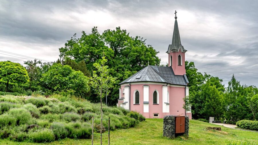 Die Blaue und die Rote Kapelle in Balatonboglár, die in Blumenduft gehüllten Juwelen des Kapellen-Hügels
