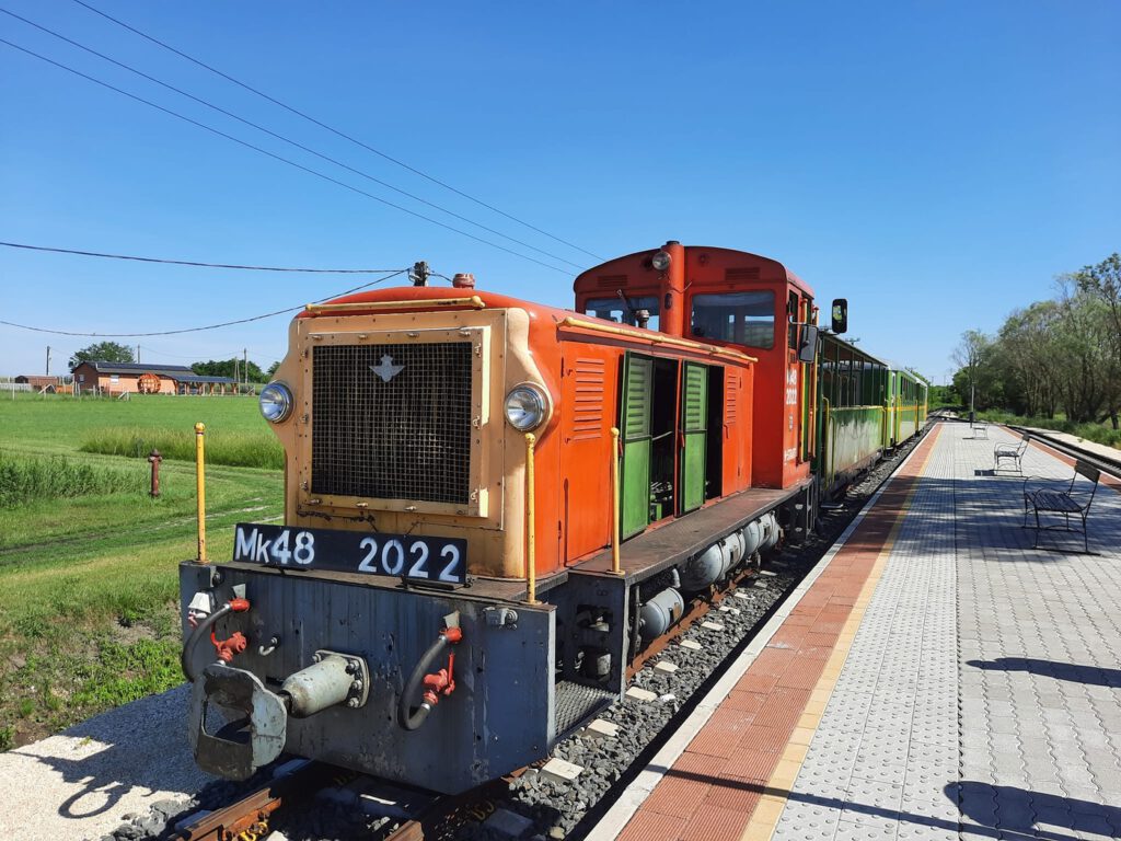 Die Schmalspurbahn Balatonfenyves schnauft durch die Landschaften von Nagyberek