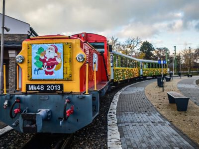 Die Schmalspurbahn von Balatonfenyves erwartet die Fahrgäste bis zum 03. Januar festlich geschmückt