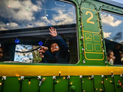 Die Schmalspurbahn von Balatonfenyves erwartet die Fahrgäste bis zum 03. Januar festlich geschmückt