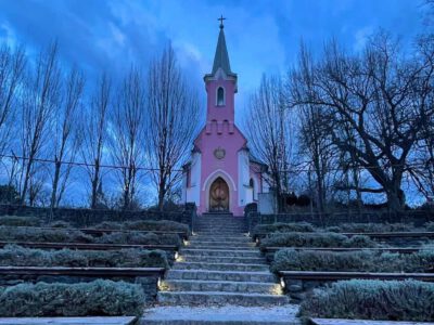 Sakrale Juwelen in Rot und Blau: Eine Reise zu den Kapellen von Balatonboglár