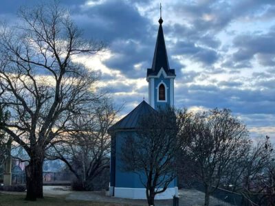 Sakrale Juwelen in Rot und Blau: Eine Reise zu den Kapellen von Balatonboglár